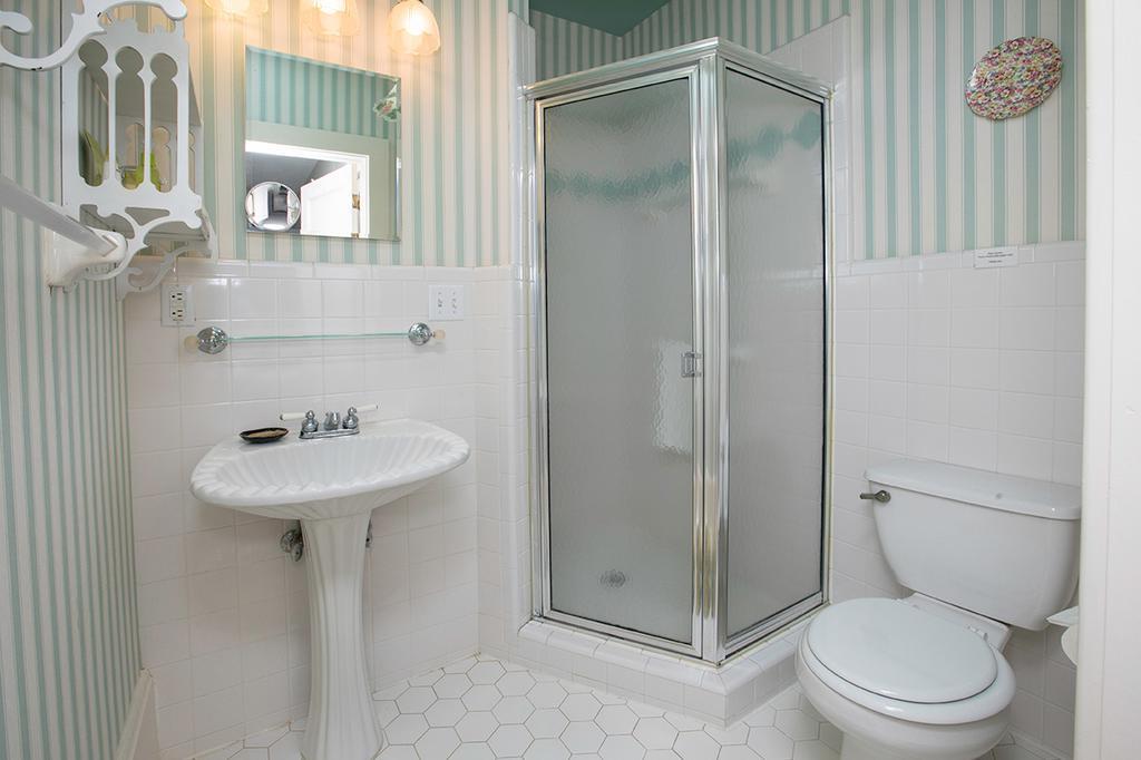 Deluxe King Room - Non-Smoking